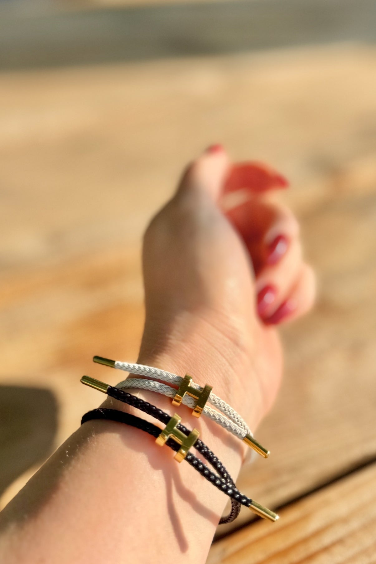 Her Mess Statement Armband grauweiss