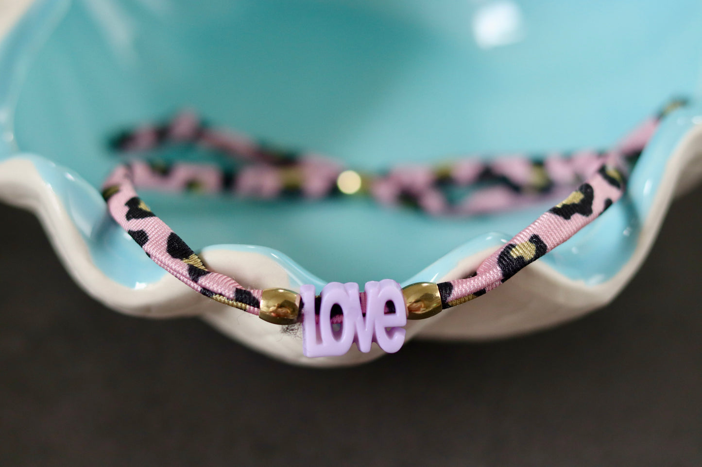 Happymaker LOVE Armband in Lila